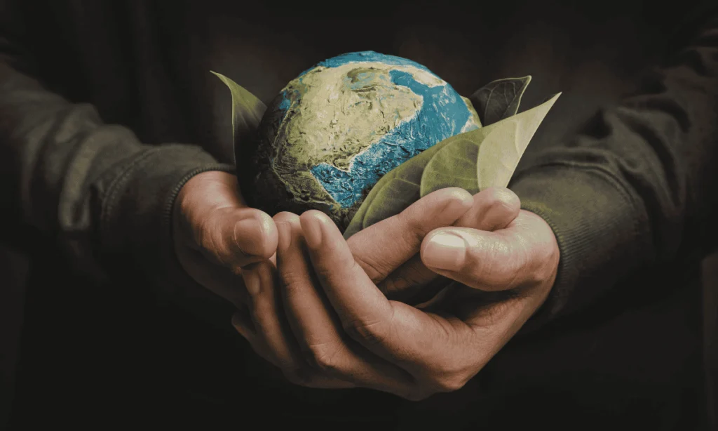 Mani che proteggono il pianeta simbolo di sostenibilità ambientale