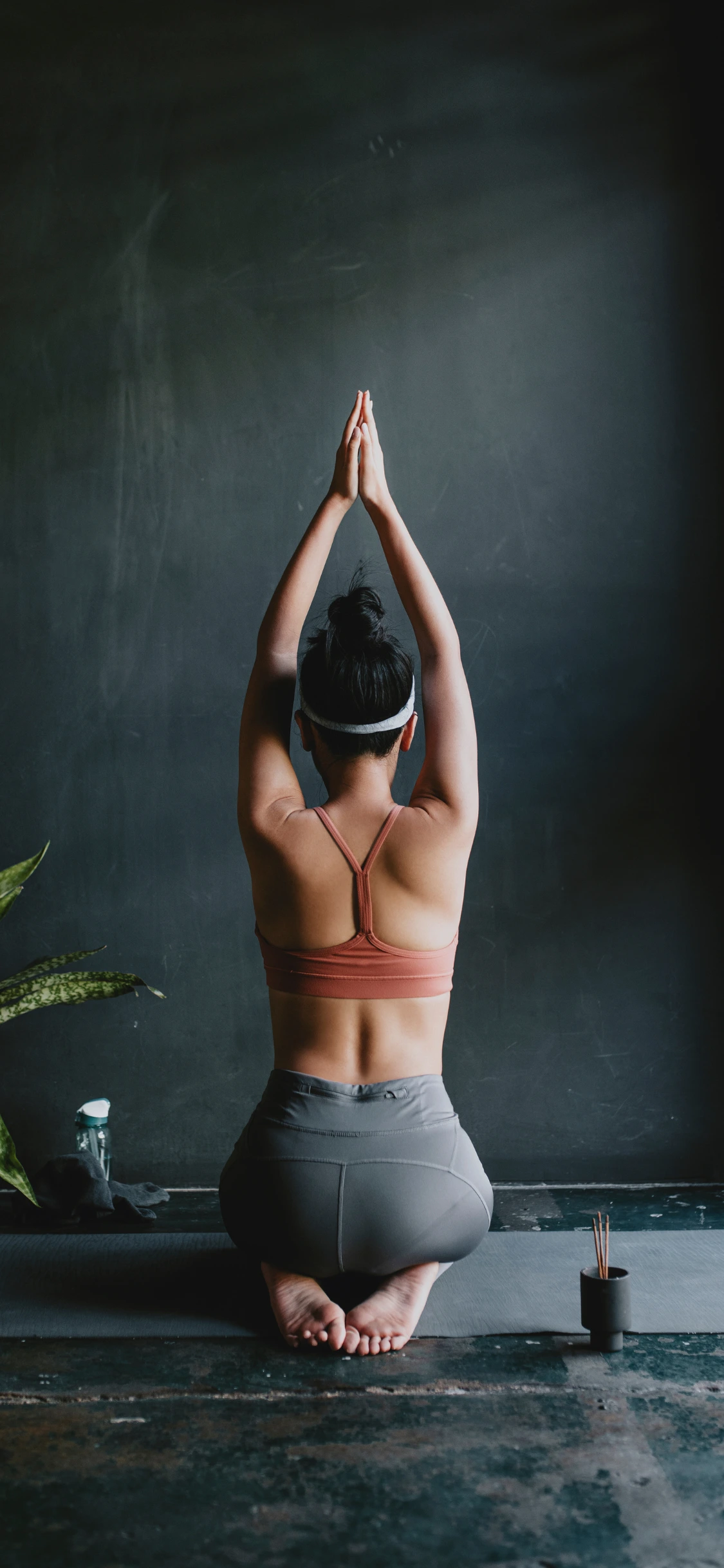 Donna che pratica yoga per il benessere e l’equilibrio corpo mente